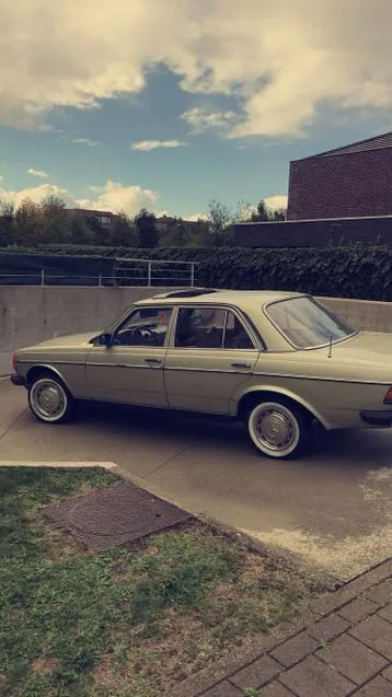 Mercedes-Benz 200-Serie 1982 photo 3