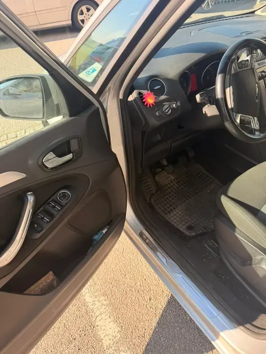 Ford Galaxy 2011 photo 2