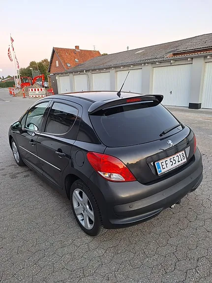 Peugeot 207 2011 photo 3