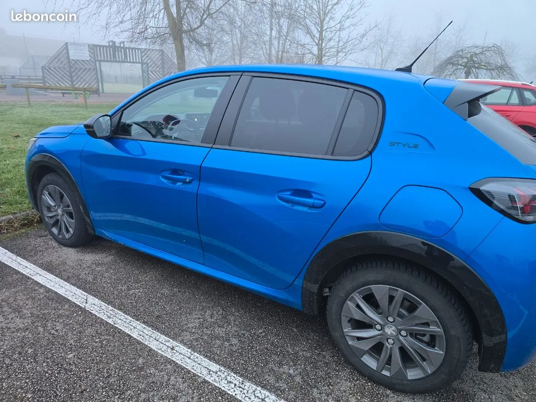 Peugeot 208 2023 photo 2