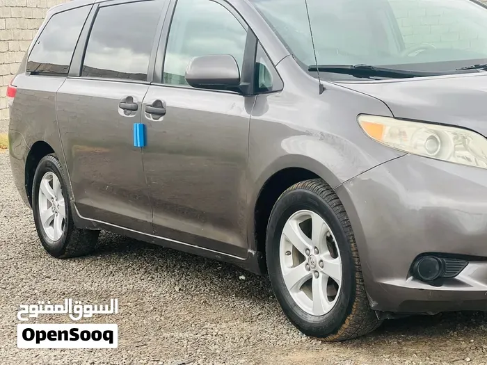 Toyota Sienna 2012 photo 2