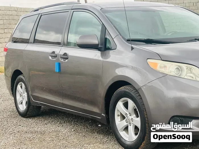 Toyota Sienna 2012 photo 3