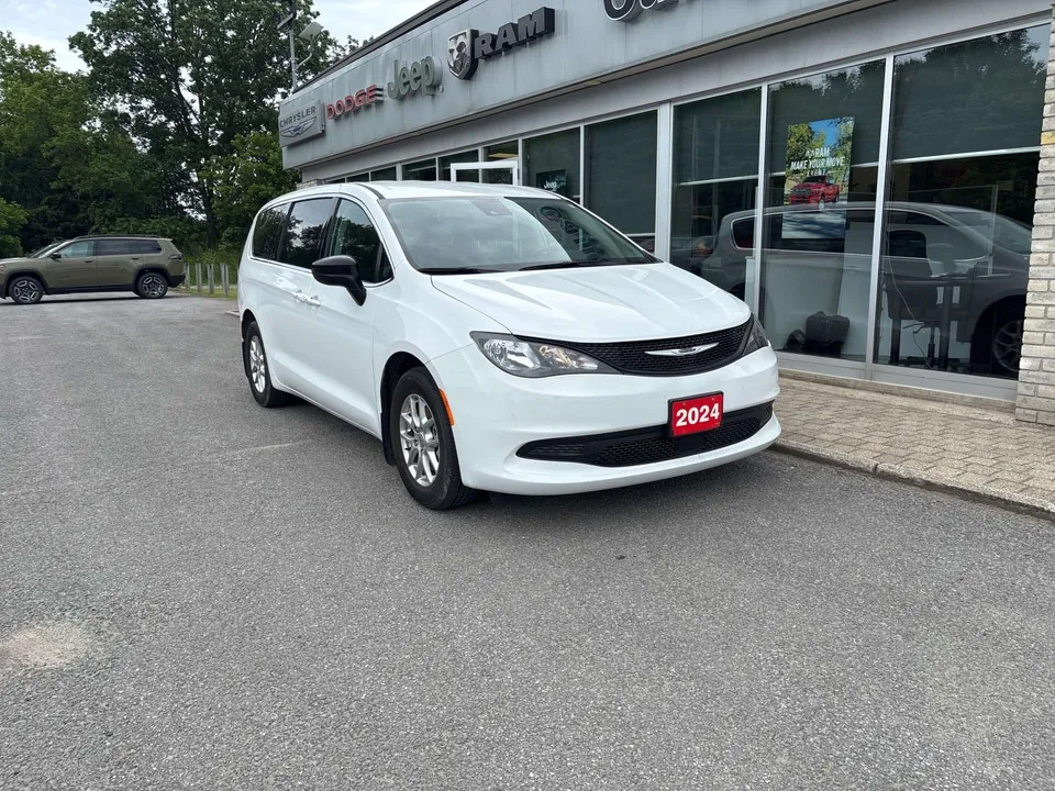 Chrysler Grand Caravan 2024 photo 3