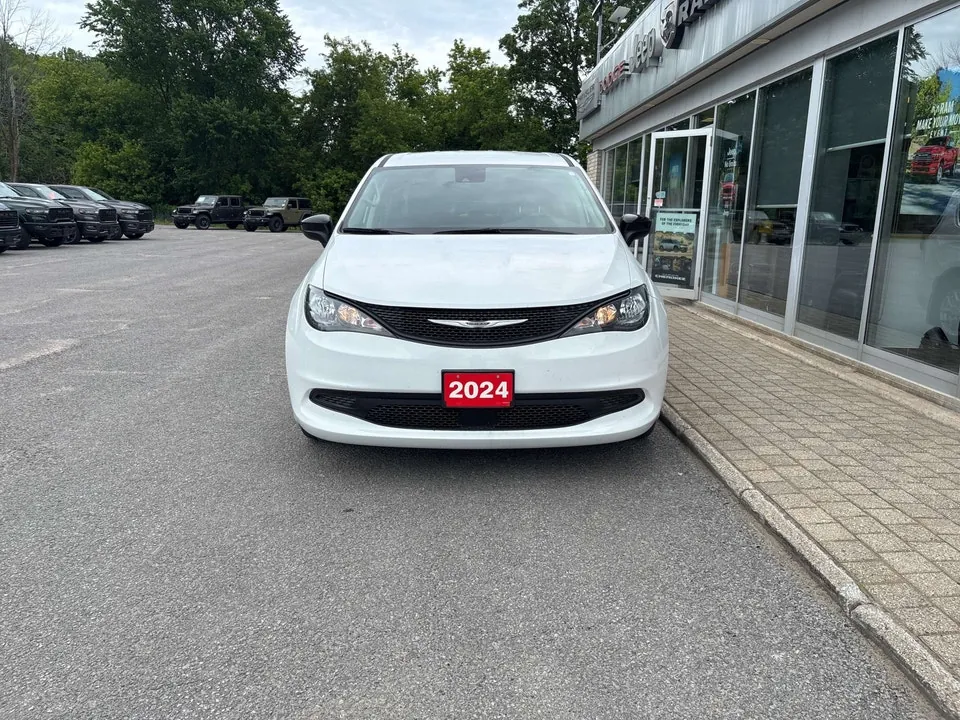 Chrysler Grand Caravan 2024 photo 2