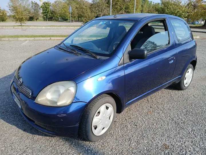 Toyota Yaris 2000 photo 2