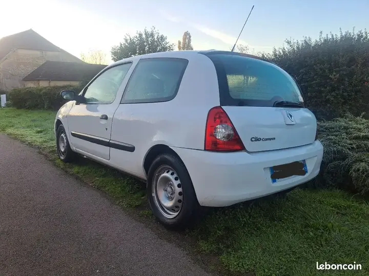 Renault Clio 2009 photo 2