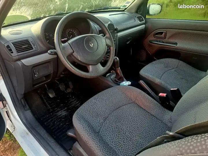 Renault Clio 2009 photo 3