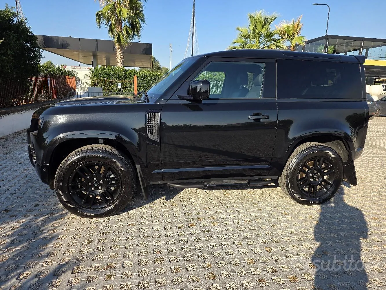 Land Rover Defender 2022 photo 2