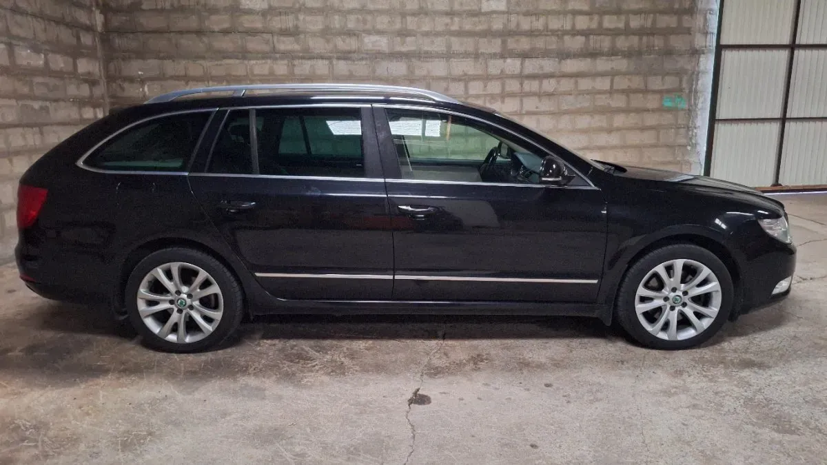 Skoda Superb 2011 photo 2
