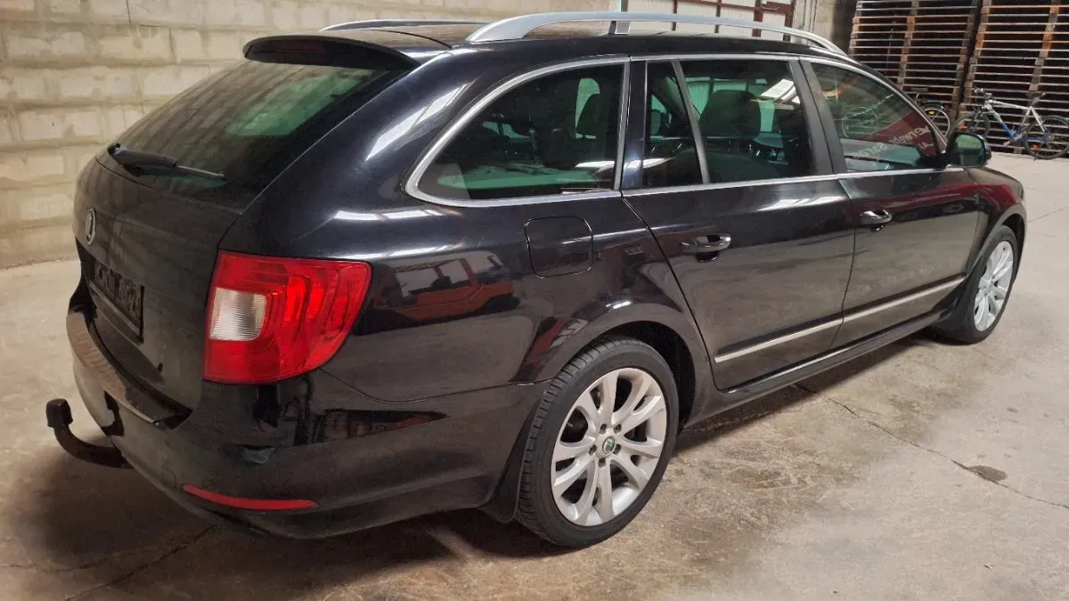 Skoda Superb 2011 photo 3