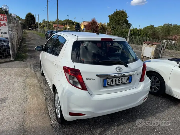 Toyota Yaris 2012 photo 3