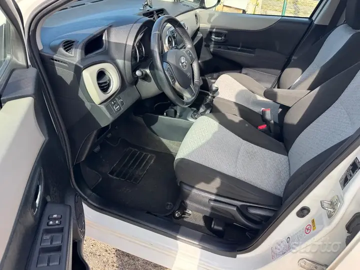 Toyota Yaris 2012 photo 5