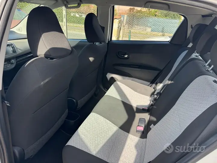 Toyota Yaris 2012 photo 2