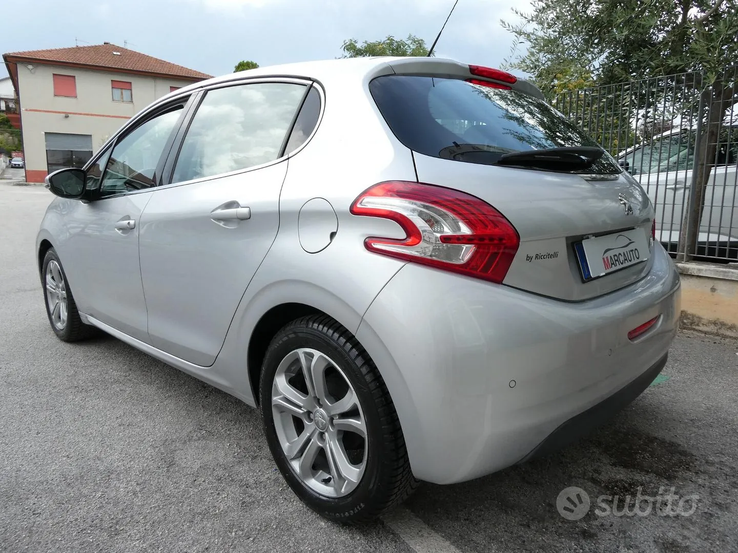 Peugeot 208 2013 photo 2