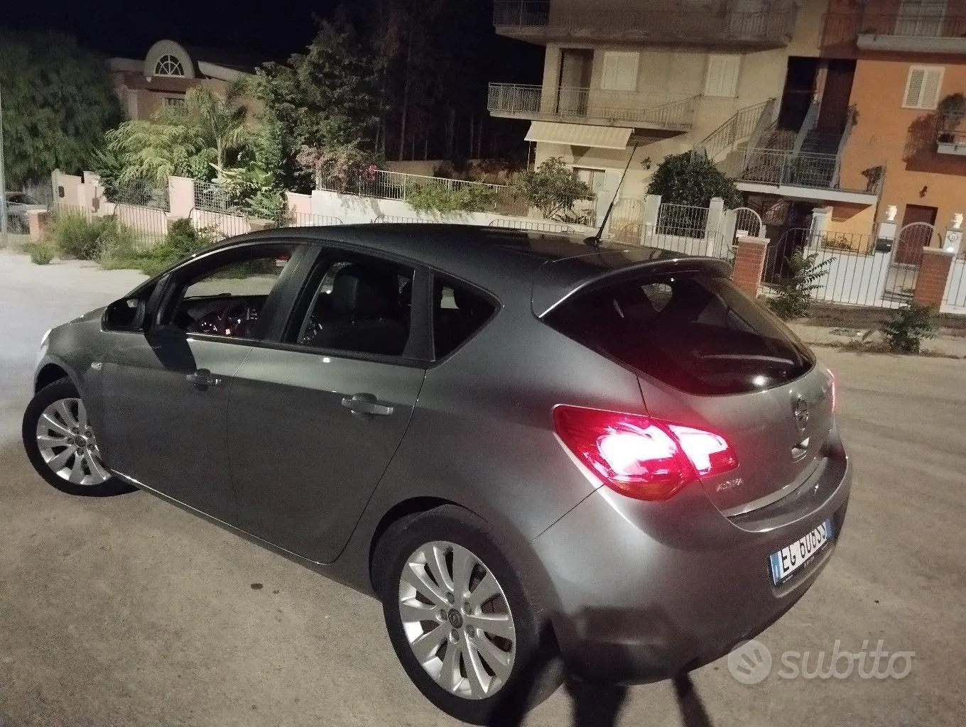 Opel Astra 2012 photo 2