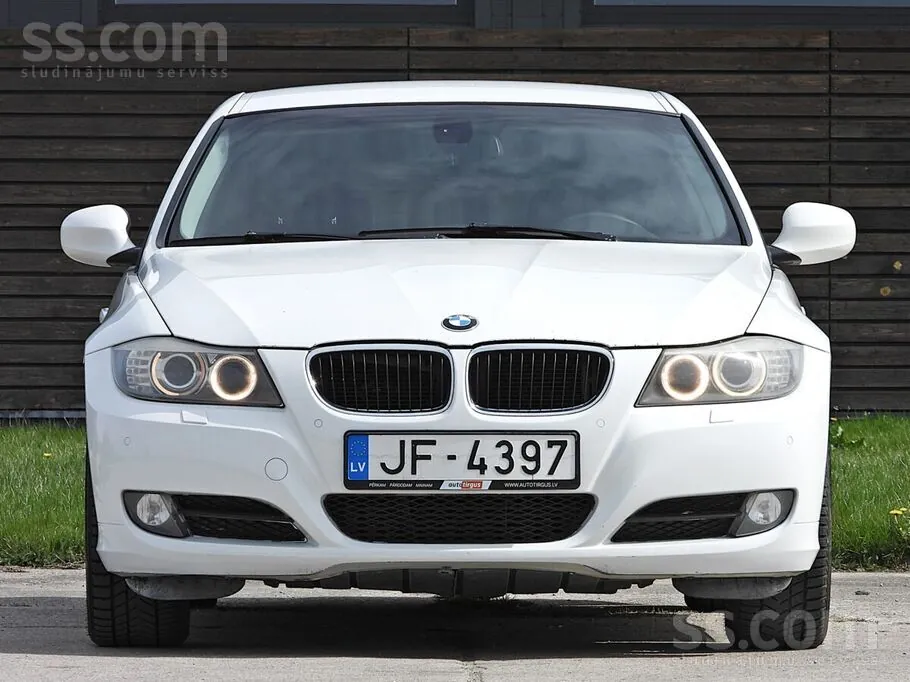 BMW 318 2010 photo 2
