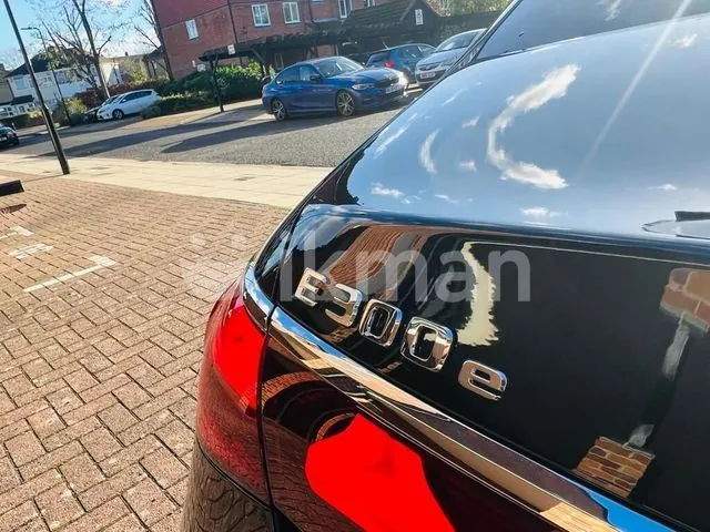Mercedes-Benz E300 2026 photo 4
