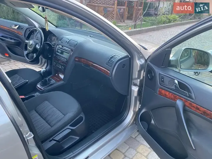 Skoda Octavia 2009 photo 2