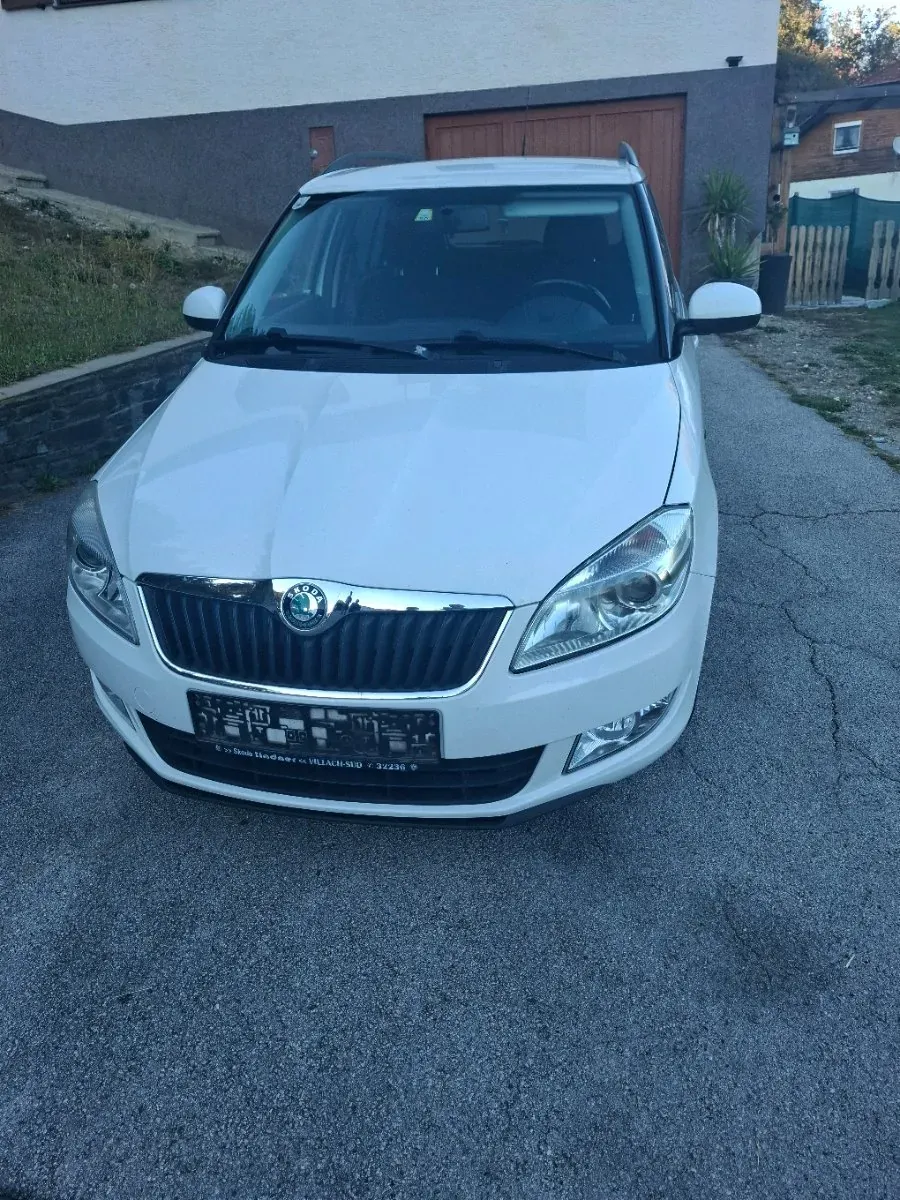 Skoda Fabia 2011 photo 3