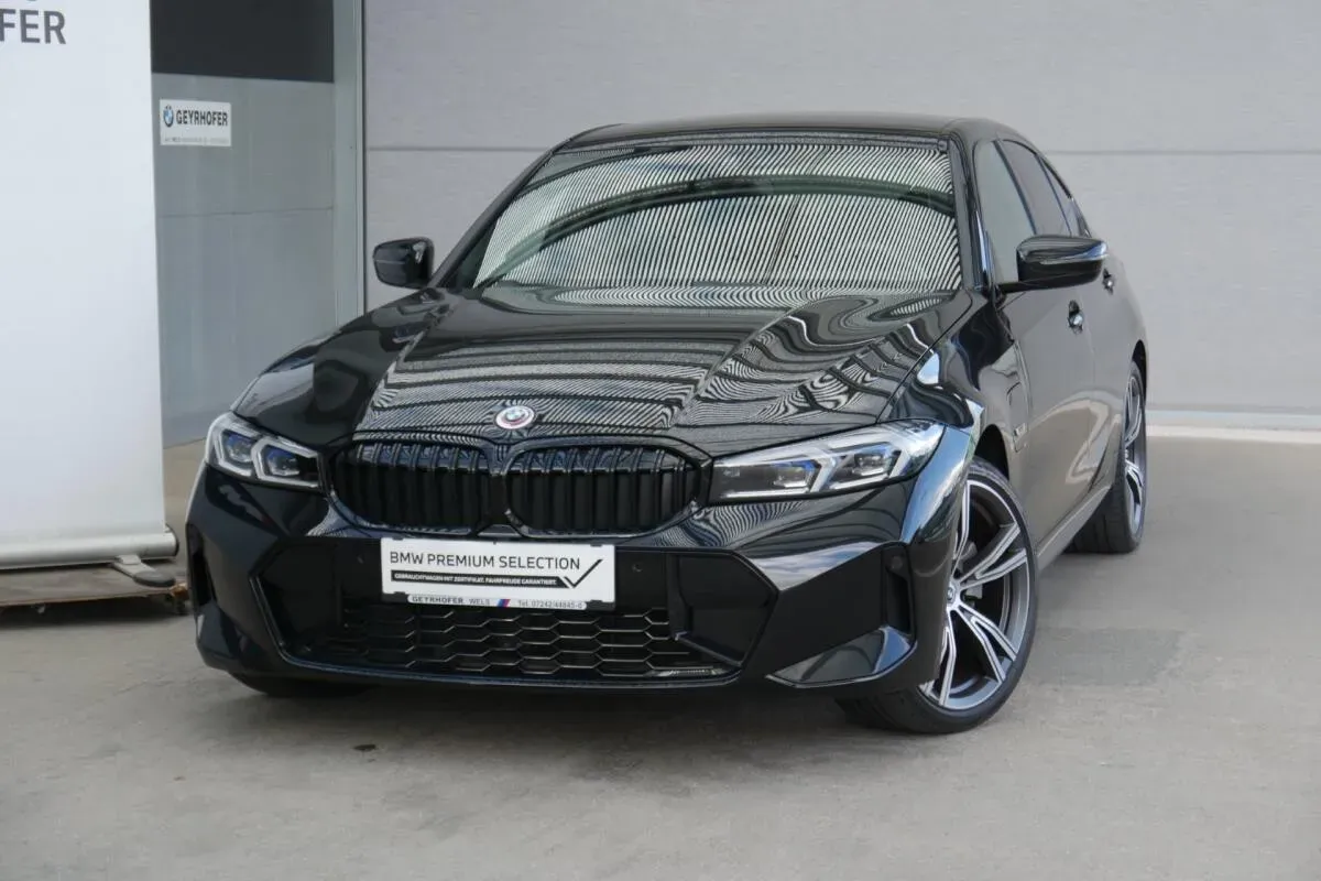 BMW 3 Series 2022 photo 2