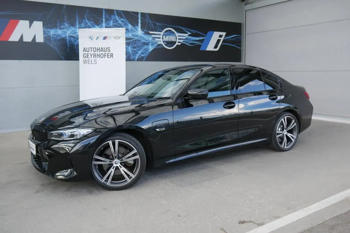 BMW 3 Series 2022 photo 3