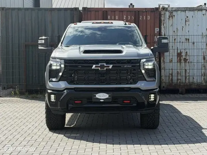 Chevrolet Silverado 2026 photo 2