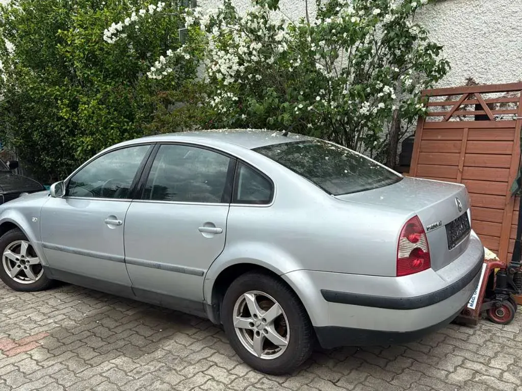 Volkswagen Passat 2000 photo 2