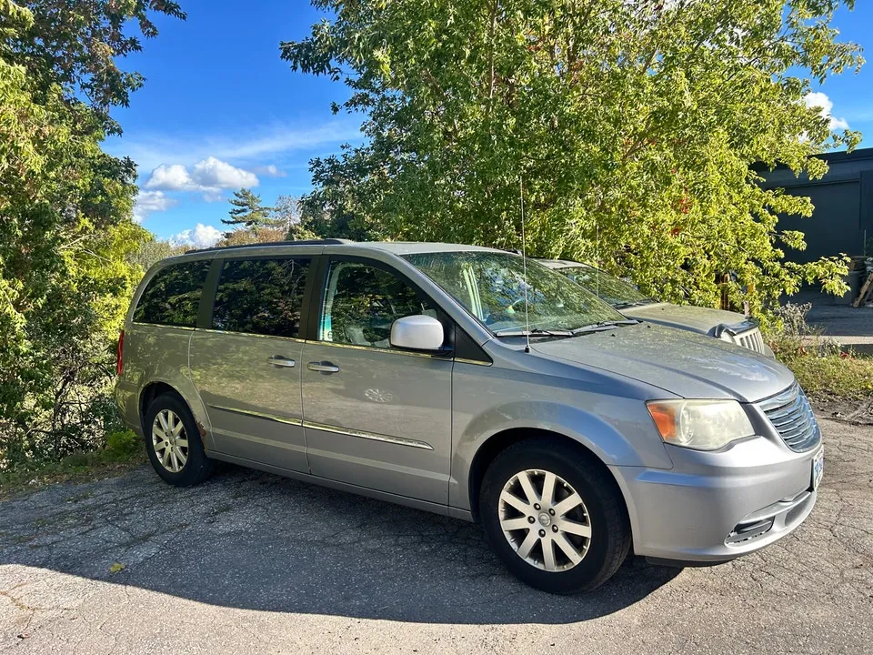 Chrysler Town & Country 2014 photo 2