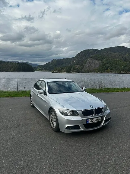 BMW 318D 2010 photo 2