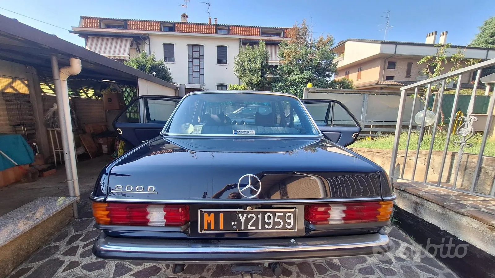 Mercedes-Benz 200 D 1970 photo 2