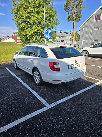 Skoda Superb 2012 photo 4