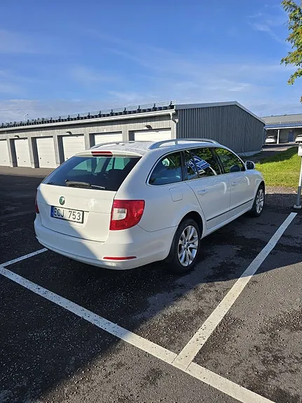 Skoda Superb 2012 photo 3