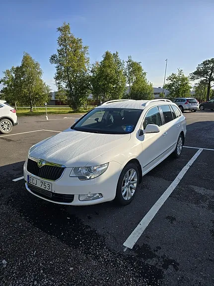 Skoda Superb 2012 photo 2
