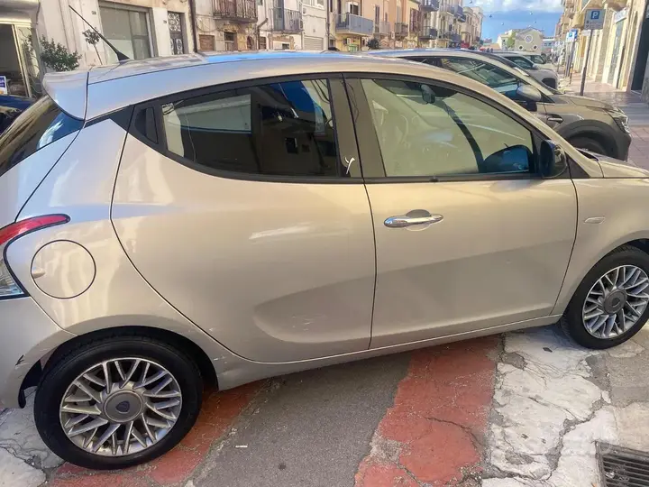 Lancia Ypsilon 2011 photo 2