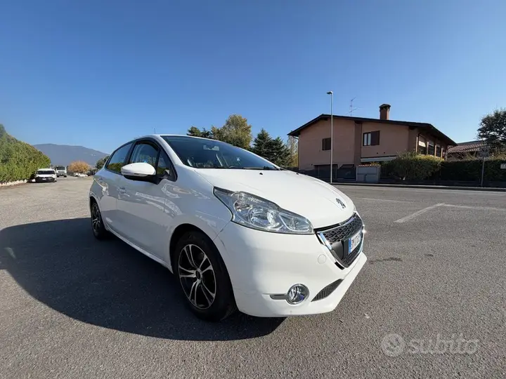 Peugeot 208 2012 photo 3