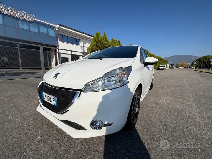 Peugeot 208 2012 photo 2