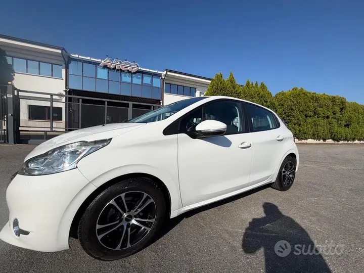 Peugeot 208 2012 photo 4