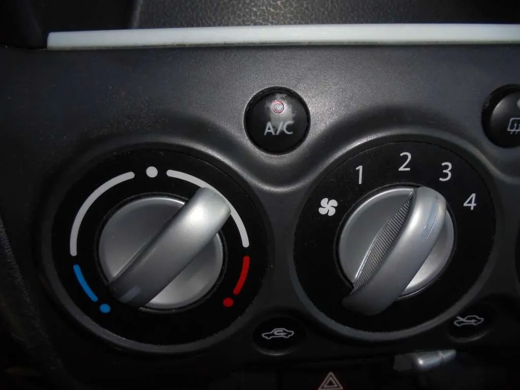 Nissan Pixo 2012 photo 5