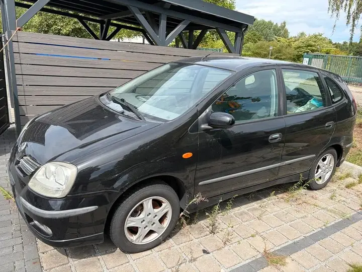 Nissan Almera Tino