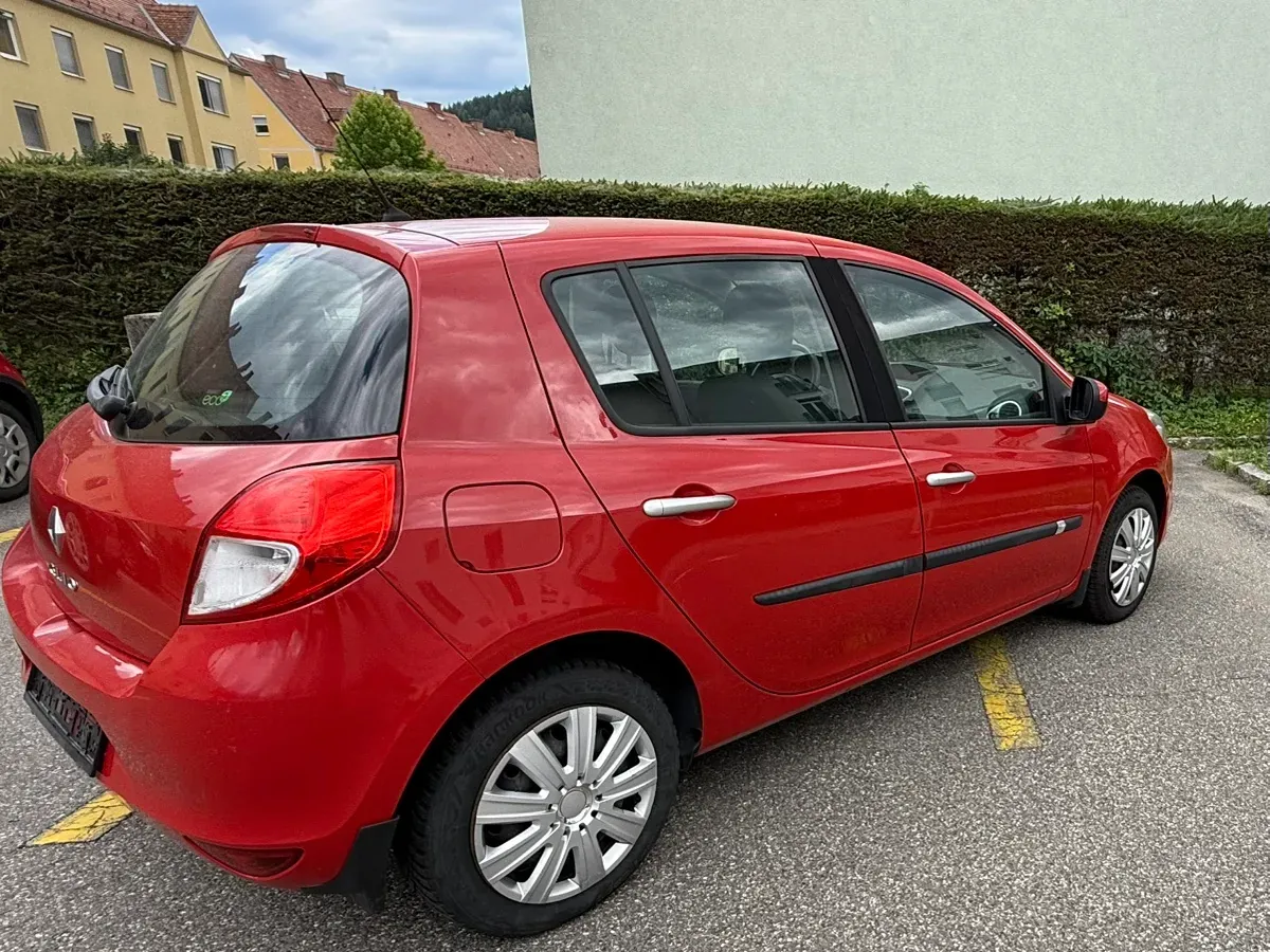 Renault Clio 2010 photo 2