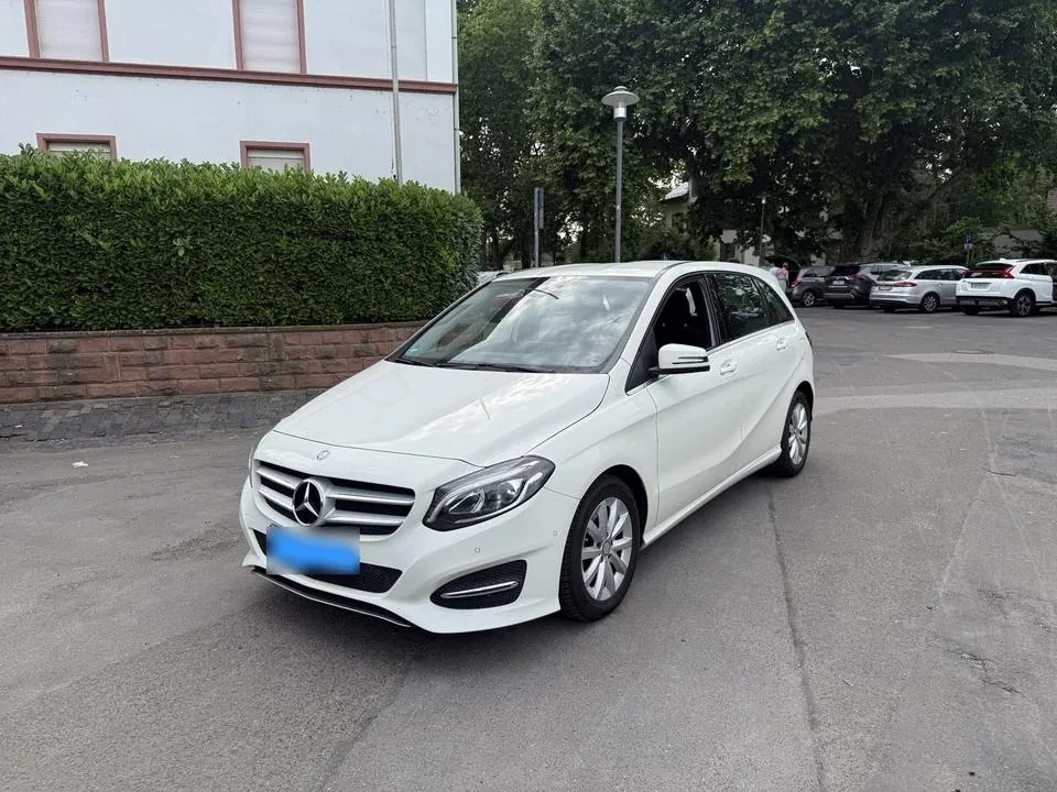 Mercedes-Benz B 180