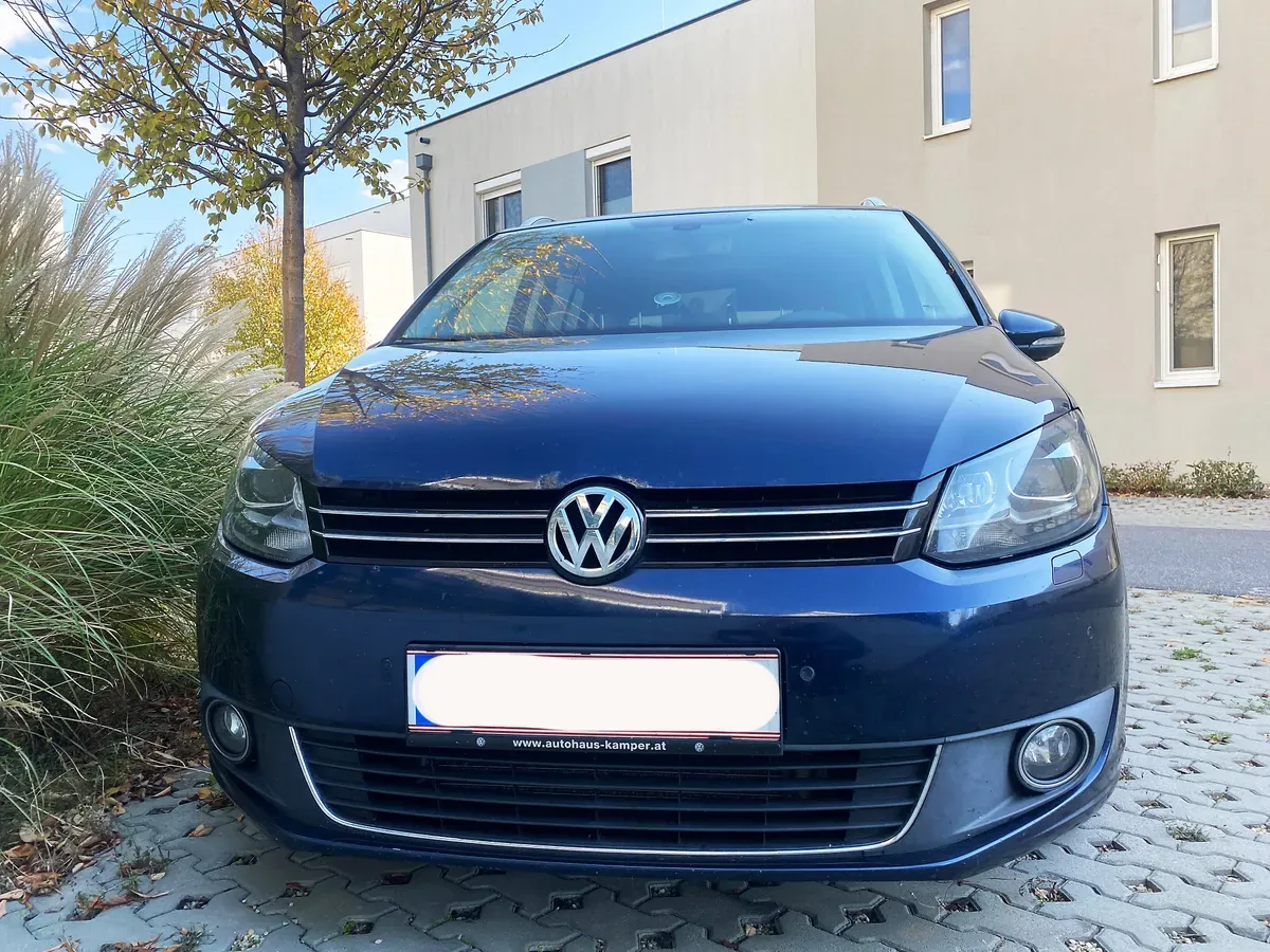 Volkswagen Touran 2012 photo 2