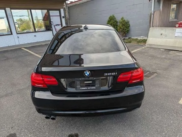 BMW 3 Series 2011 photo 2
