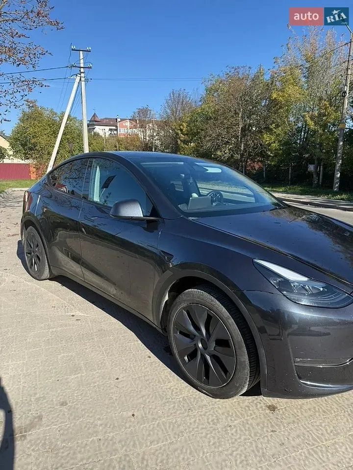 Tesla Model Y 2025 photo 2