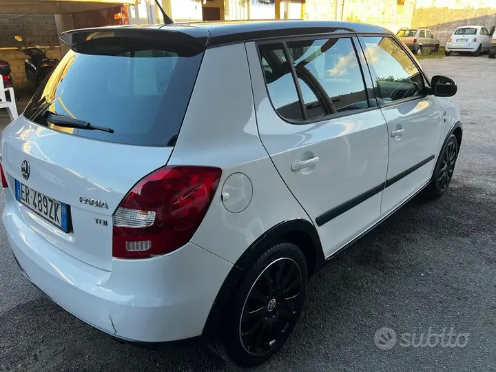 Skoda Fabia 2013 photo 3