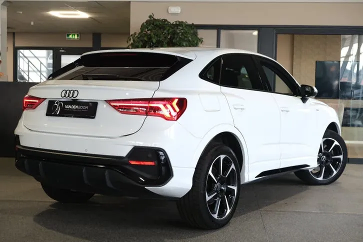 Audi Q3 2022 photo 2
