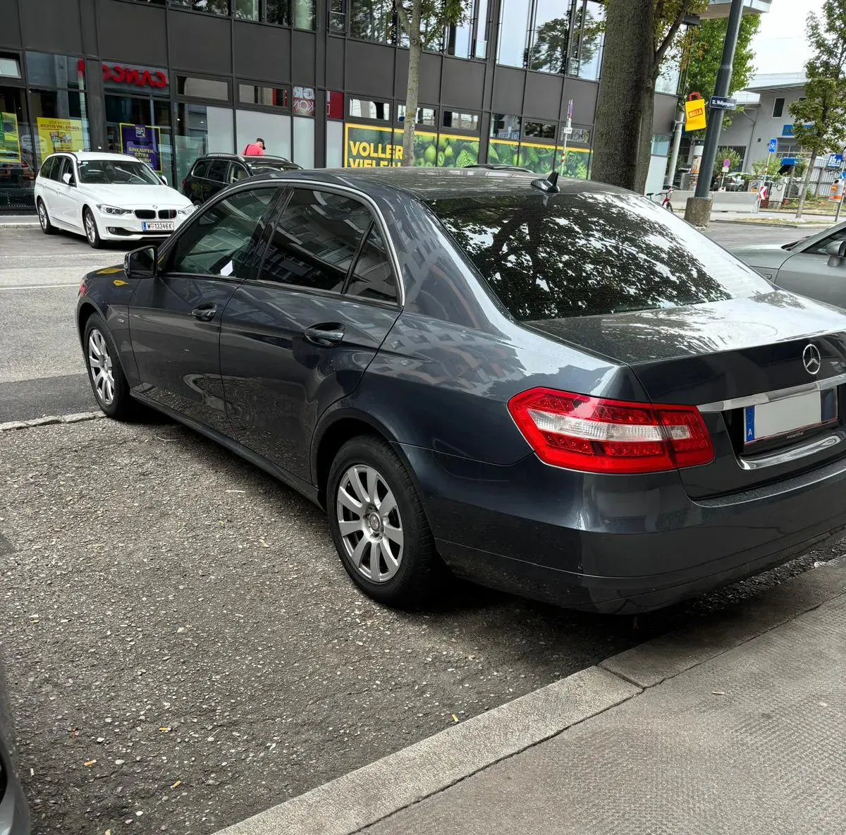 Mercedes-Benz E-Class 2011 photo 2