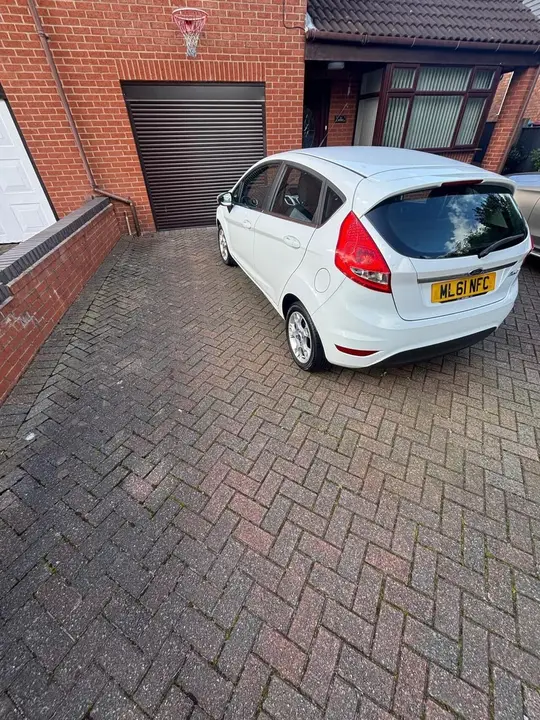 Ford Fiesta 2011 photo 2