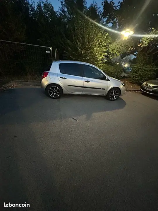 Renault Clio 2006 photo 2