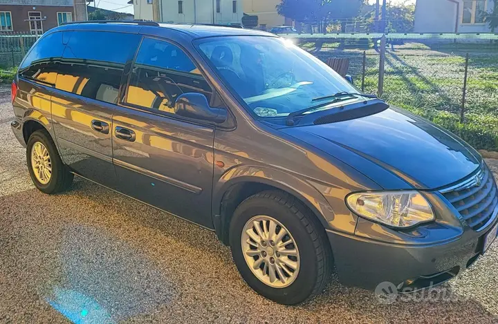 Chrysler Voyager 2004 photo 2